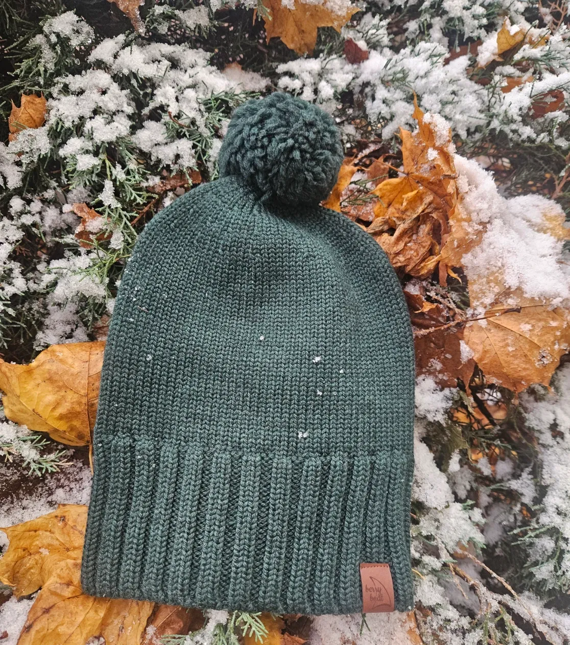 Conjunto infantil invierno Berryboat Merino con gorro y cuello en caqui verde oscuro