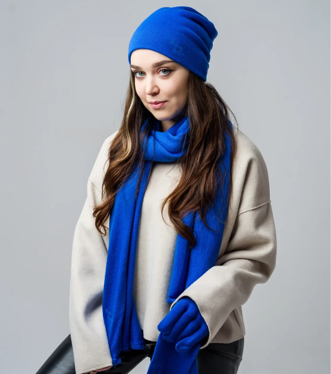 berryboat_merino_czapka_zimowa_meska_damska_beanie_23_niebieski_kobalt_elegancka_premium.webp