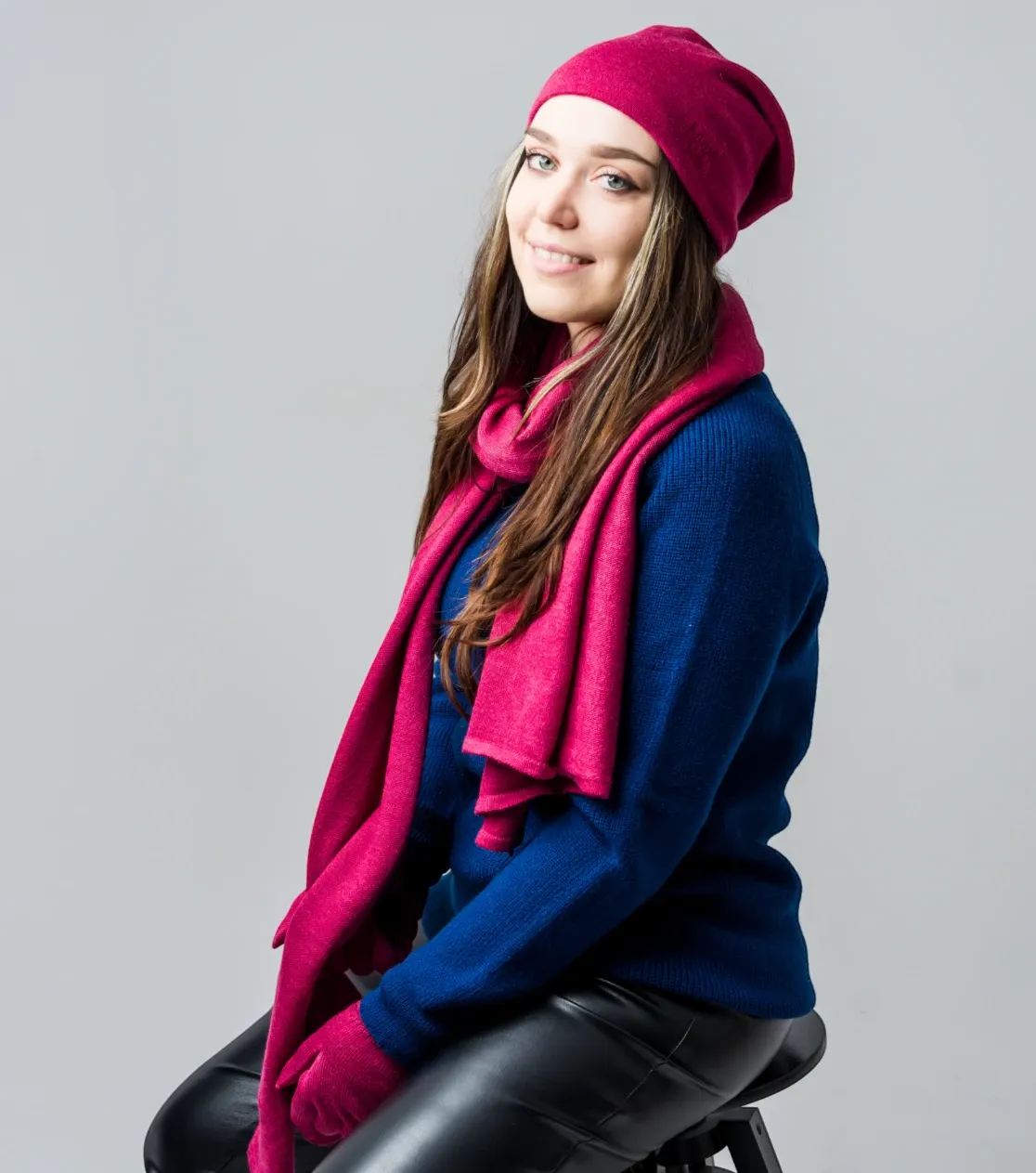 berryboat_merino_czapka_zimowa_meska_damska_beanie_60_fuksja_mama_corka_amarant_rozowa_rekawiczki_sweter_elegancka_premium.webp