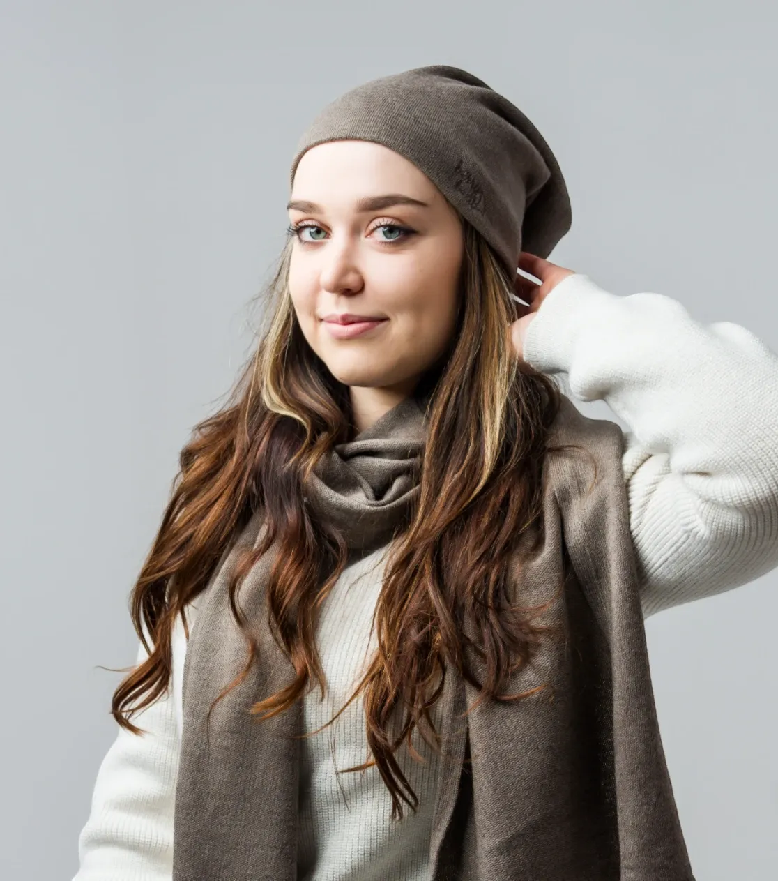 berryboat_merino_czapka_zimowa_meska_damska_beanie_89_beżowa_taupe_szal_szalik_elegancka_premium.webp