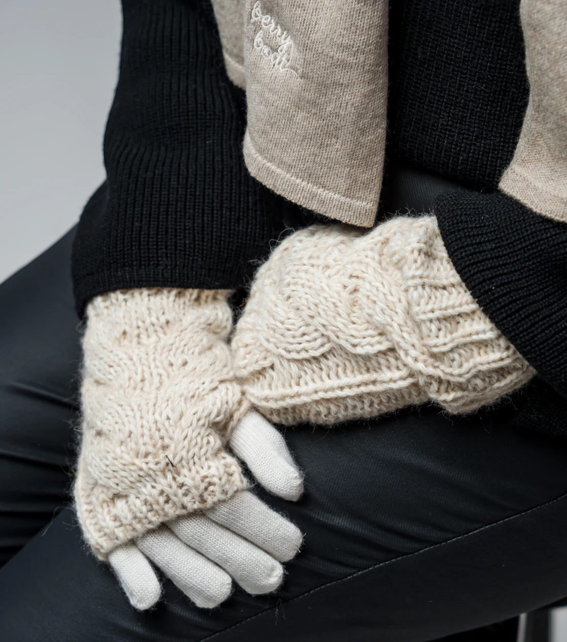 berryboat_merino_wintermuetze_herren_damen_beanie_66_beige_taupe_handschuhe_elegant_premium.webp
