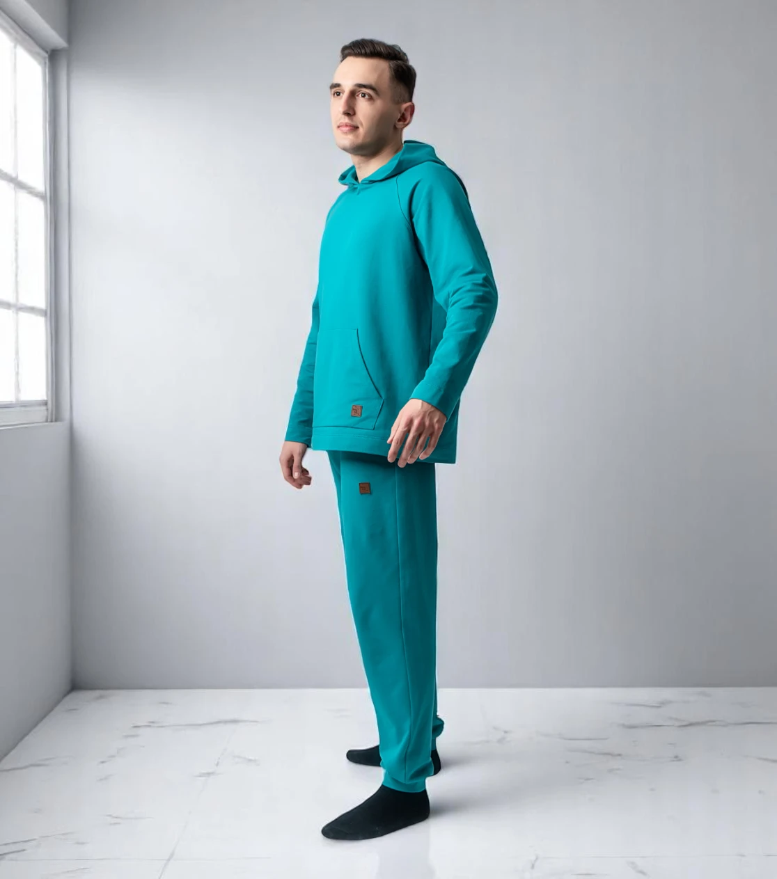 BerryBoat Jogginghose und Hoodie locker mit Bügelfalte 23.webp