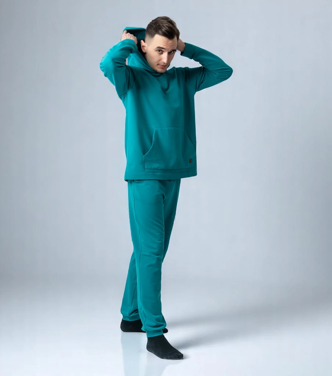 BerryBoat Jogginghose und Hoodie locker mit Bügelfalte 35.webp