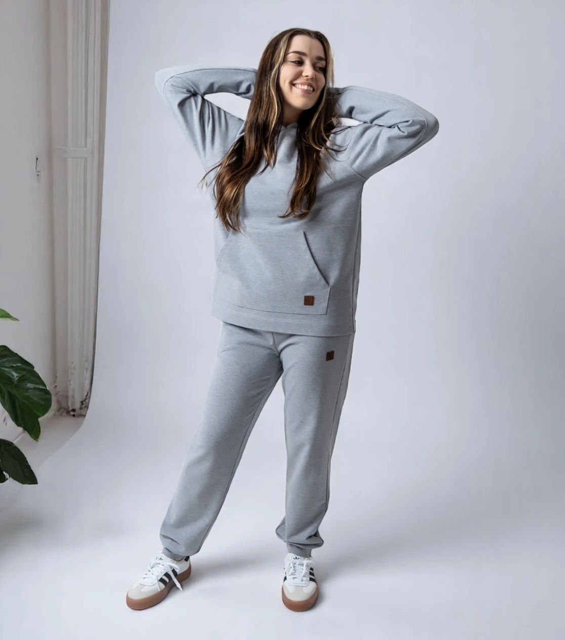 BerryBoat modello a riposo con joggers larghi e felpa con cappuccio 21.webp