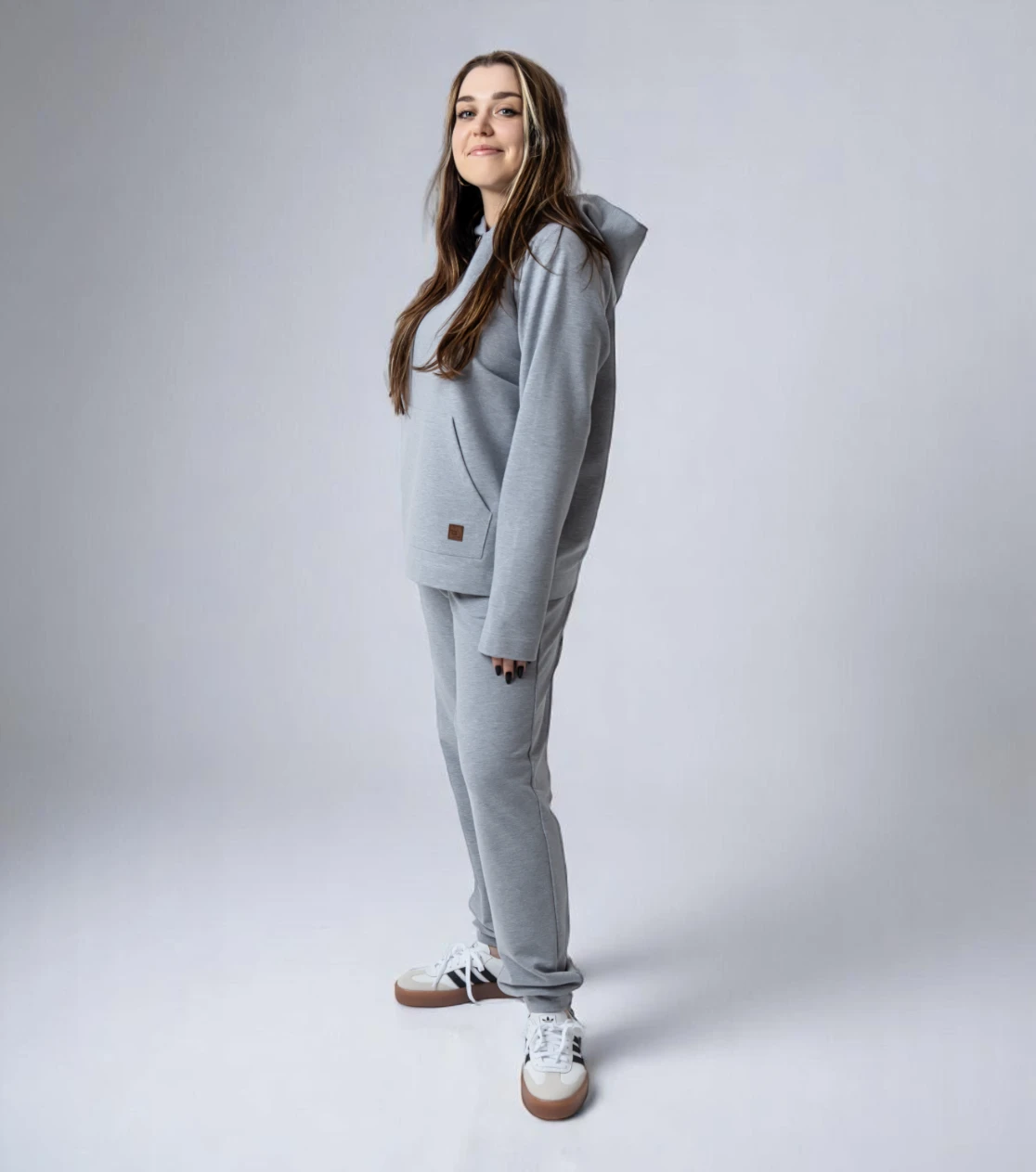 BerryBoat Jogginghose und Pullover locker weit mit Bügelfalte 22.webp