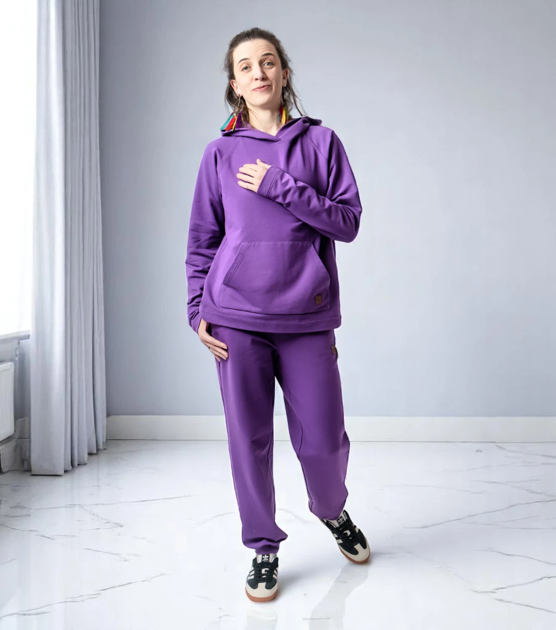BerryBoat lässige Jogginghose und Kapuzenpullover breit geschnitten mit Bügelfalte27.webp