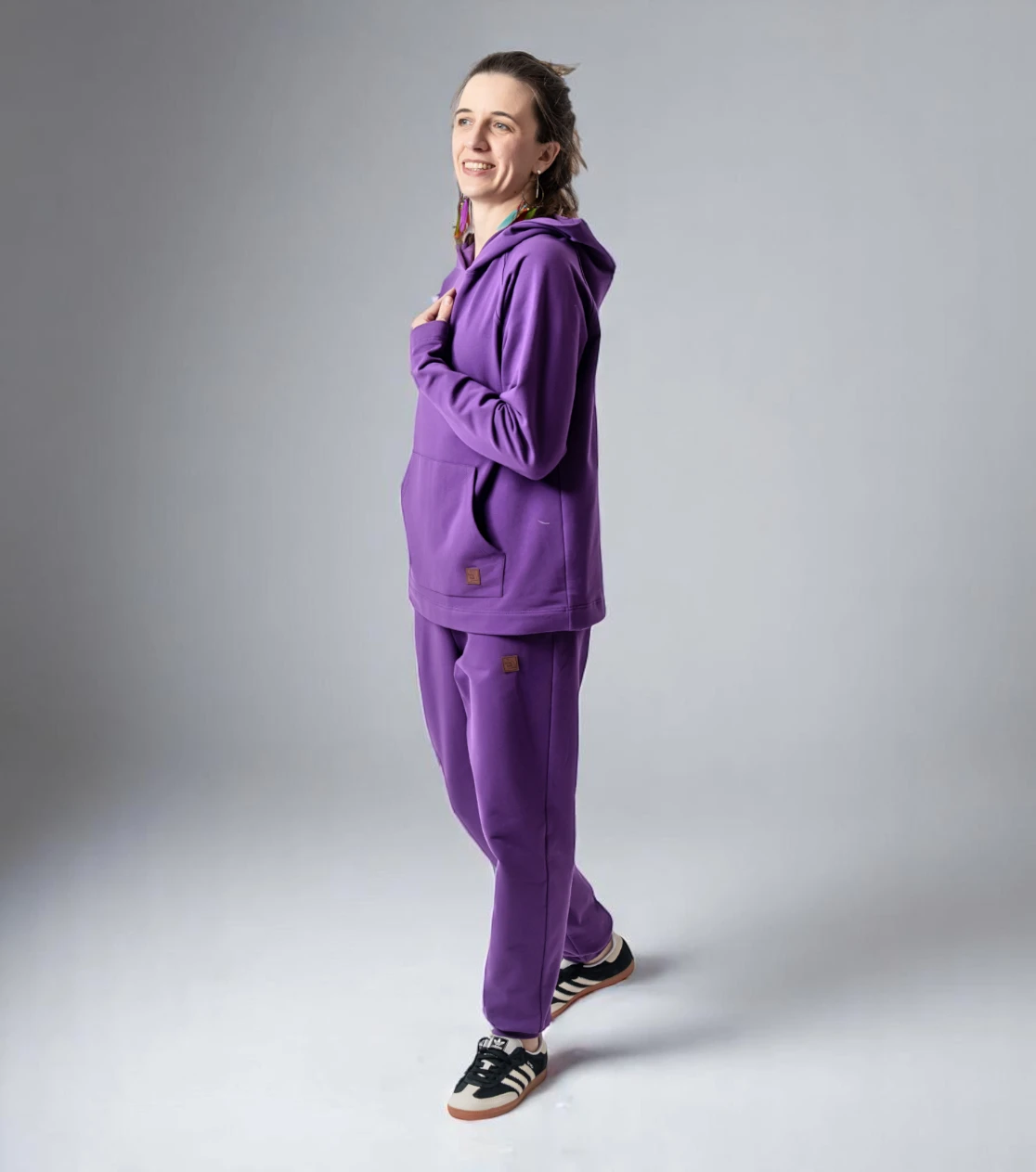 Joggers y sudadera acogedora BerryBoat con corte ancho y pliegues elegantes 29.webp