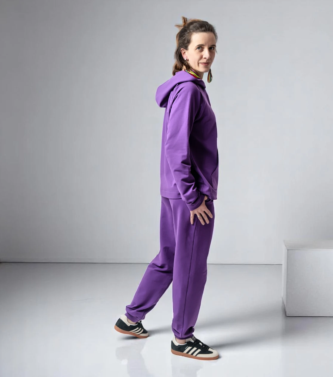 Comodidad y estilo en joggers y sudadera BerryBoat con capucha, corte amplio y pliegues ajustados 32.webp