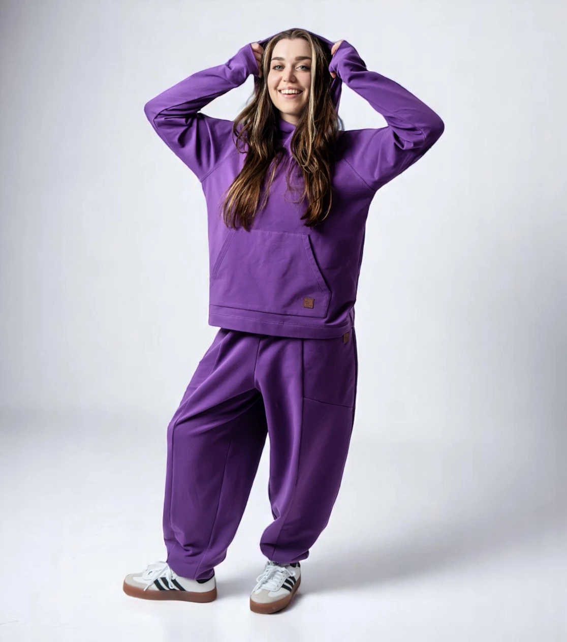 BerryBoat pantalones jogging holgados y sudadera con capucha con pliegue 116.webp