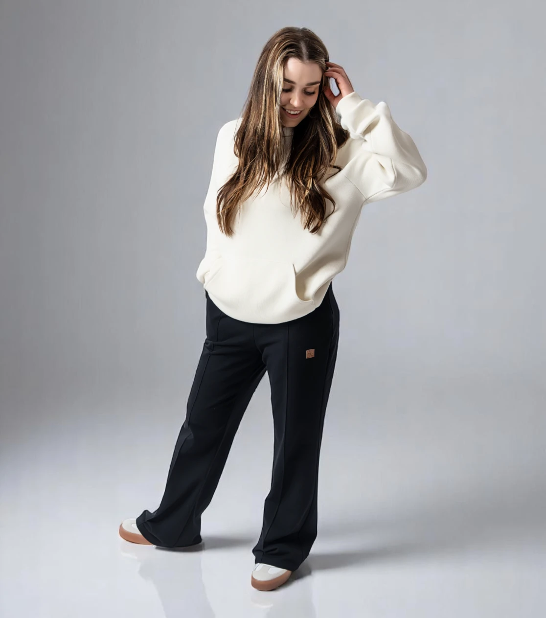 BerryBoat pantalones deportivos anchos y relajados con pliegue 106.webp