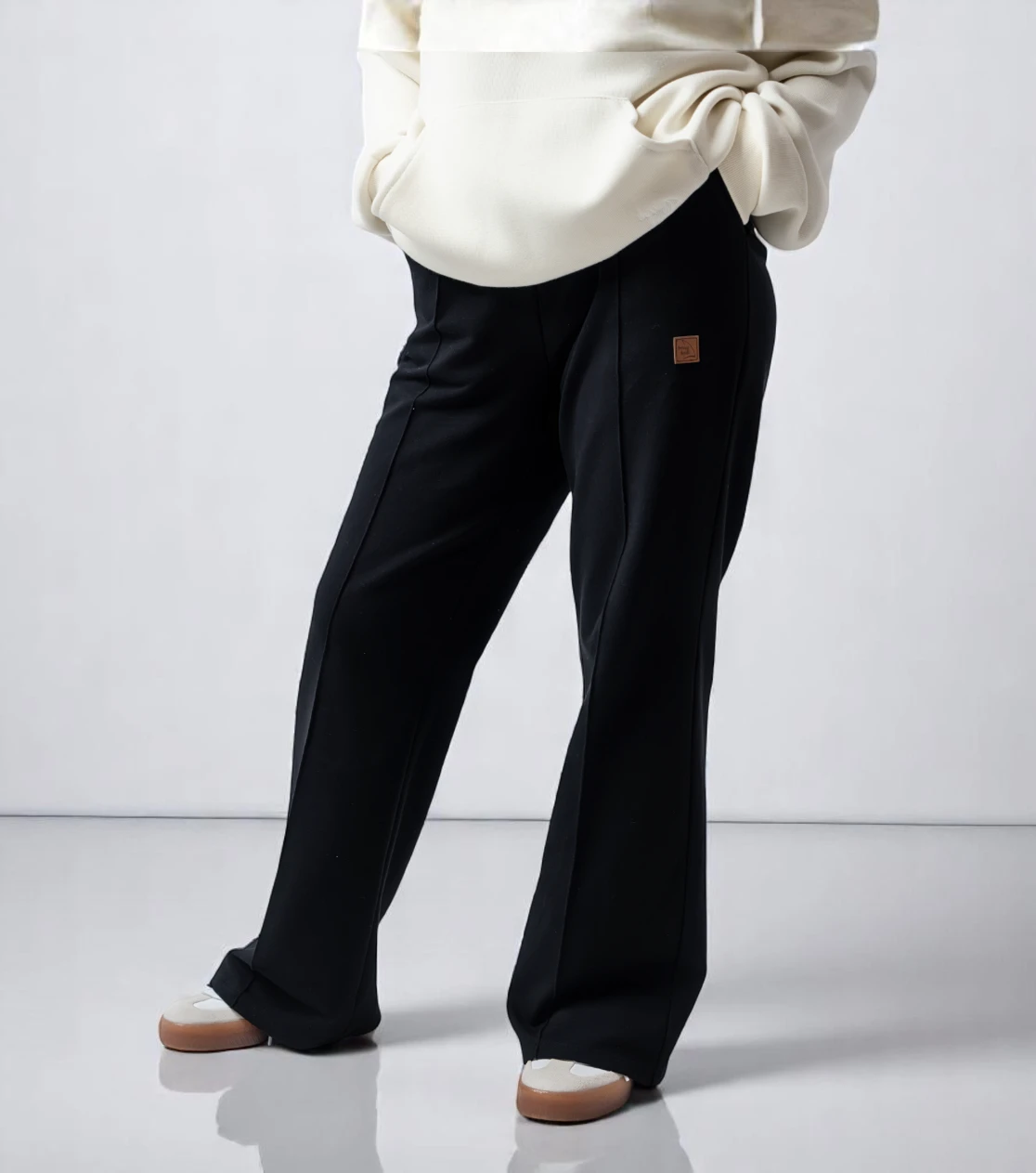 BerryBoat Sweatpants Hose Pullover locker weit mit Bügelfalte117.webp