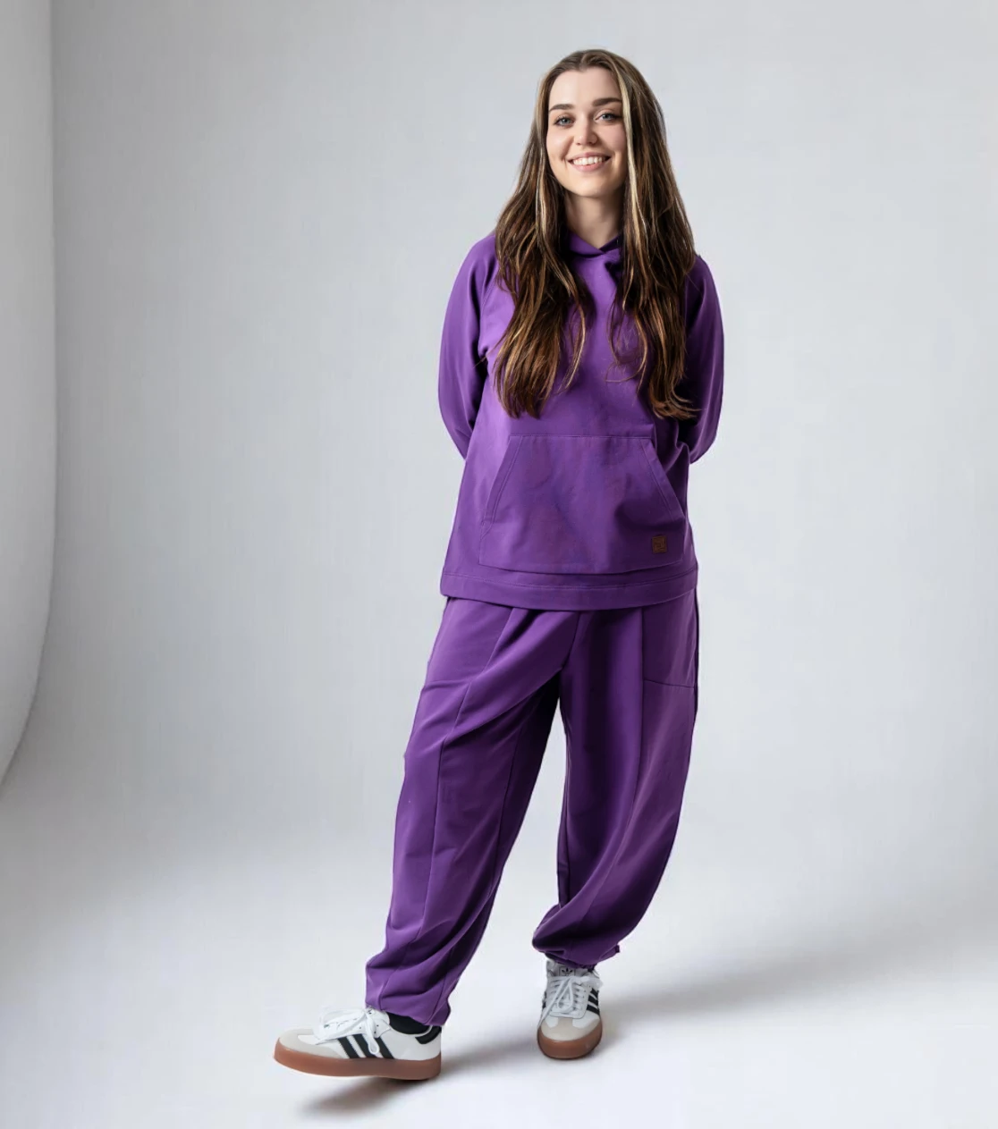 Pantalones deportivos BerryBoat holgados con pliegue definido 111.webp