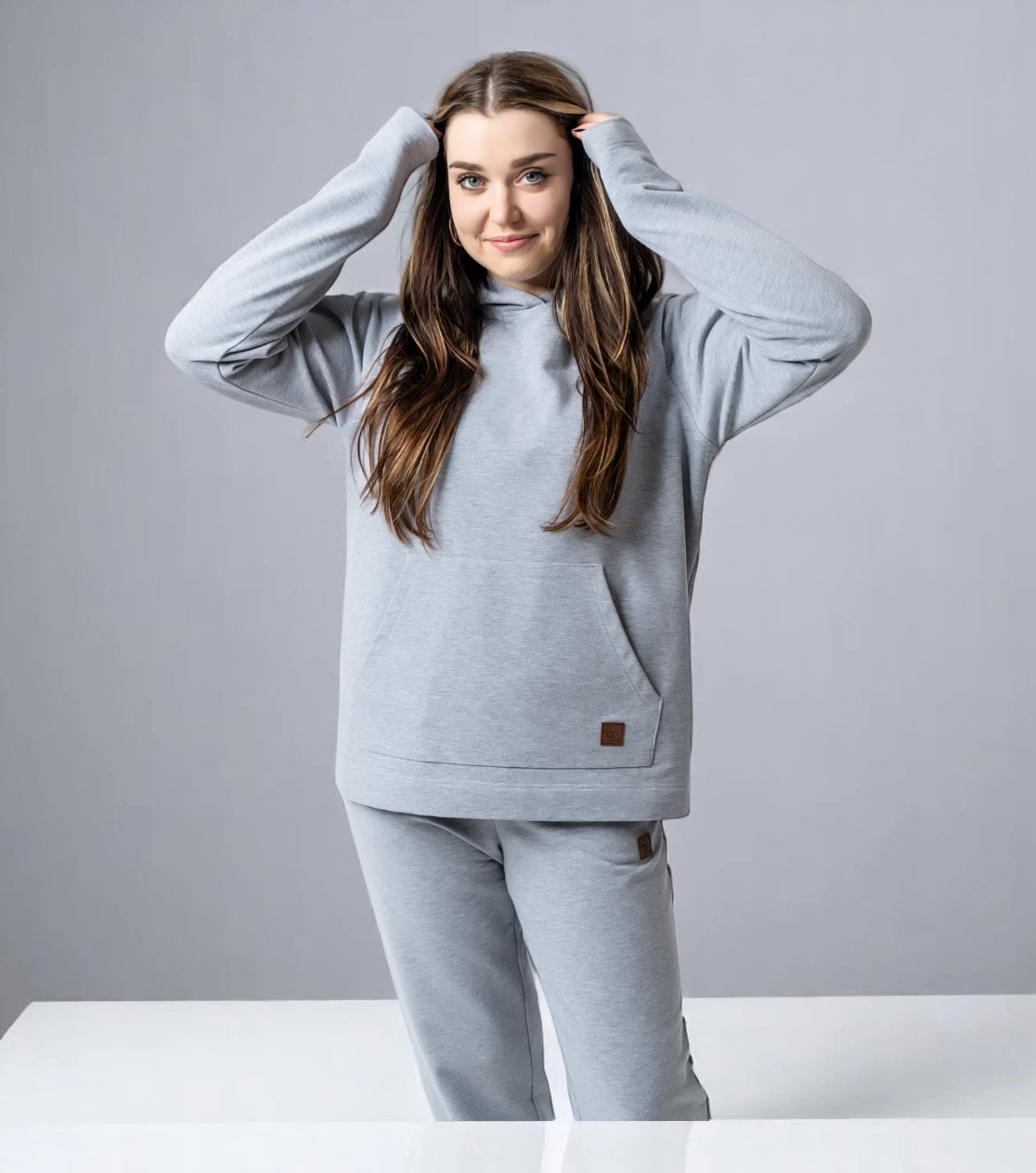 BerryBoat lockere Jogginghose mit Bügelfalte und Pullover 15.webp