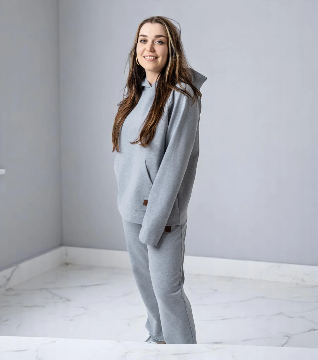 BerryBoat lockere Jogginghose mit Bügelfalte und Pullover 17.webp