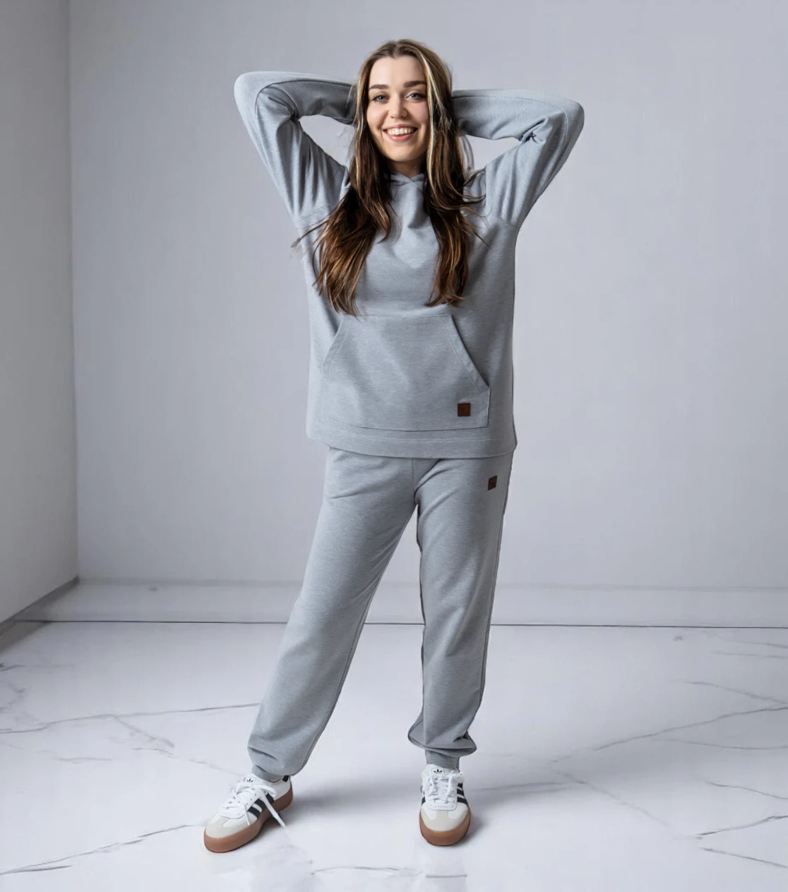 BerryBoat lockere Jogginghose mit Bügelfalte und Pullover 20.webp