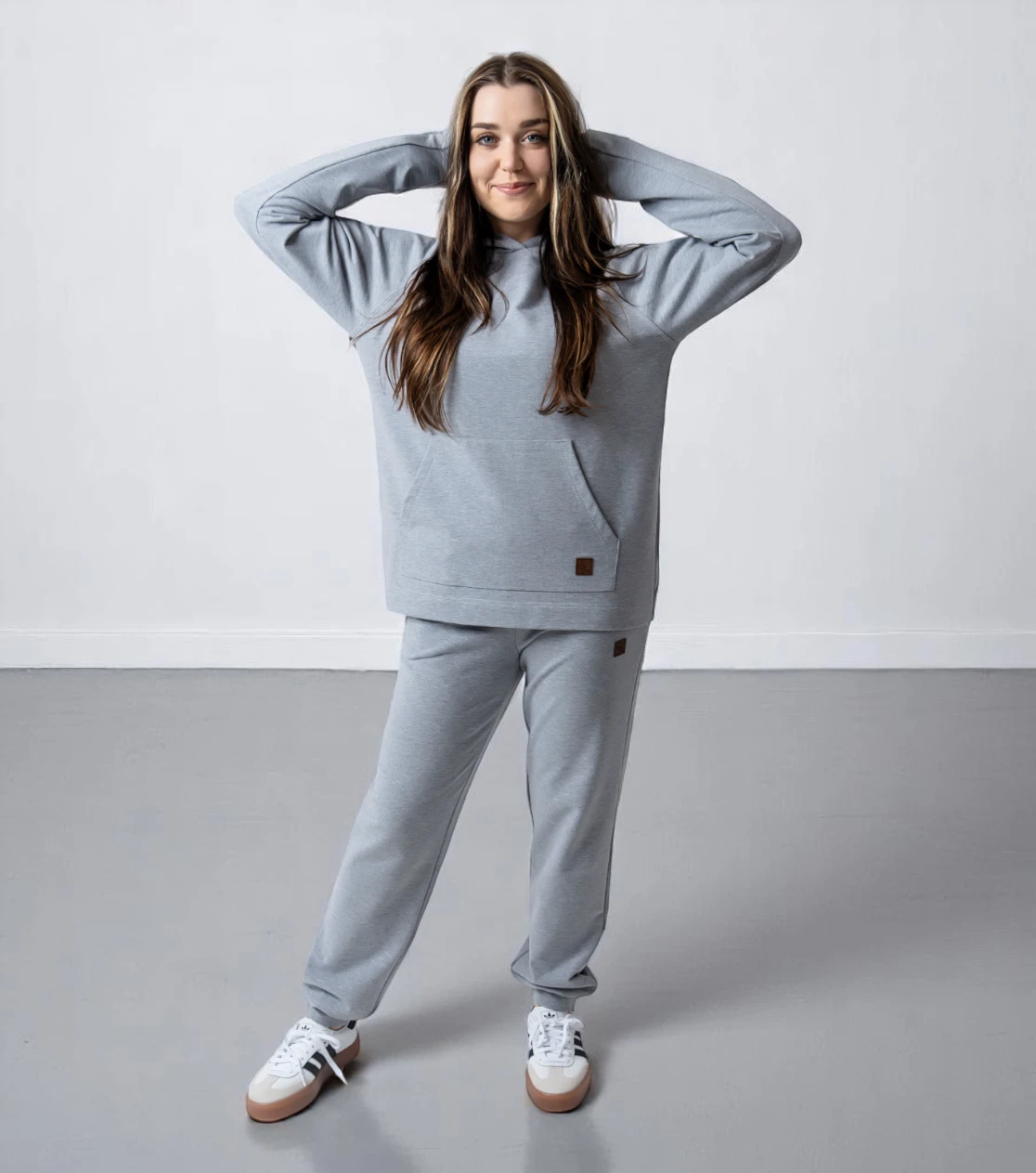 BerryBoat lockere Jogginghose mit Bügelfalte und Pullover 19.webp