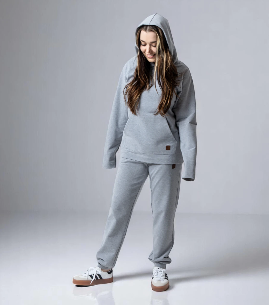 BerryBoat lockere Jogginghose mit Bügelfalte und Pullover 24.webp