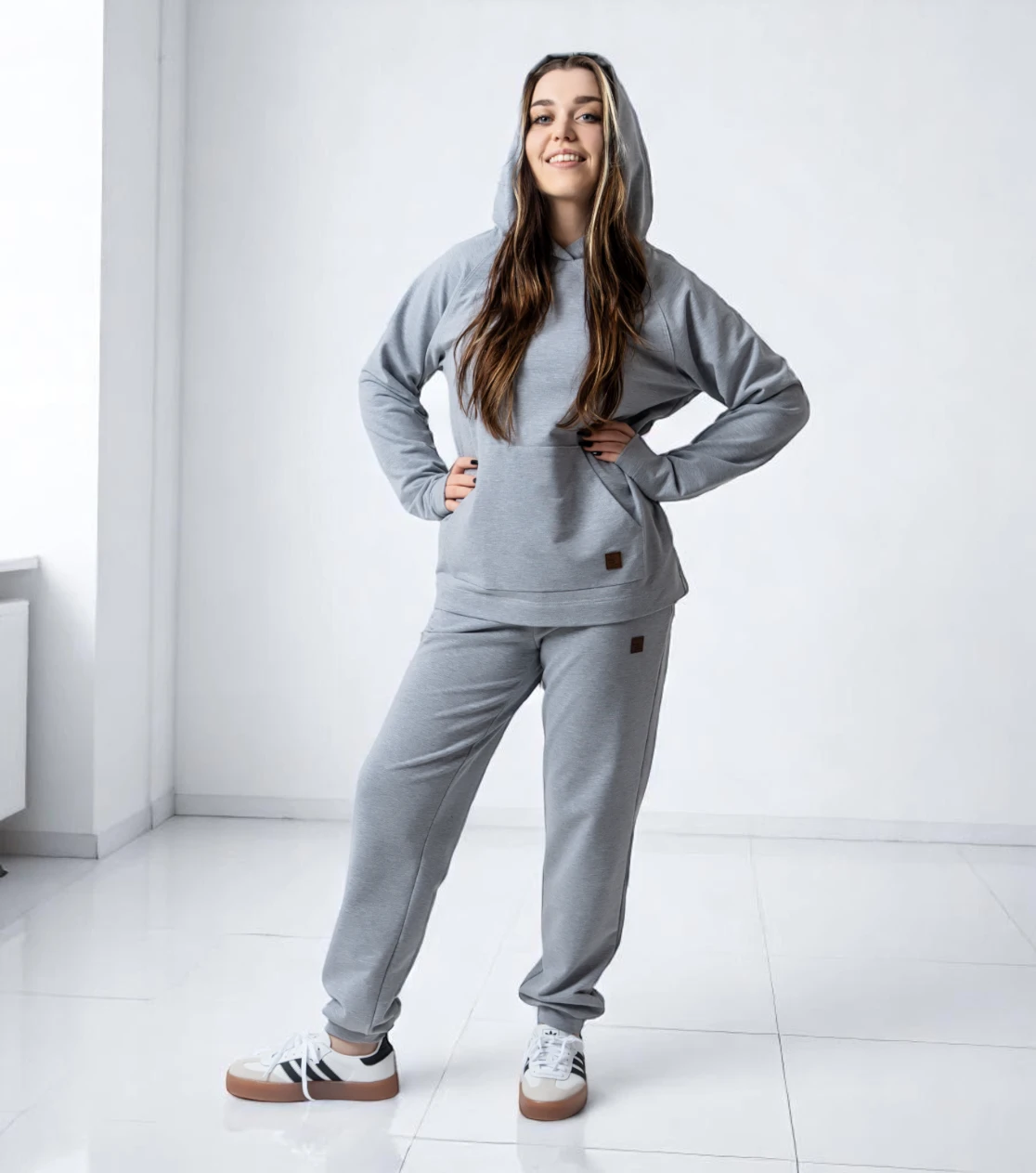BerryBoat lockere Jogginghose mit Bügelfalte und Pullover 26.webp