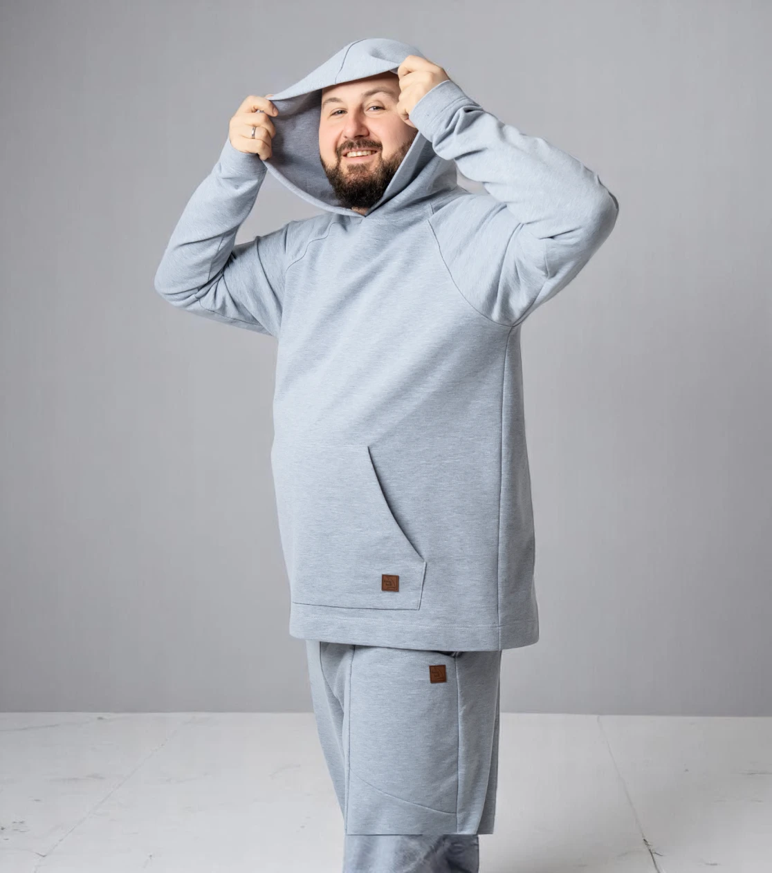 BerryBoat lockere Jogginghose mit Bügelfalte und Pullover 14.webp