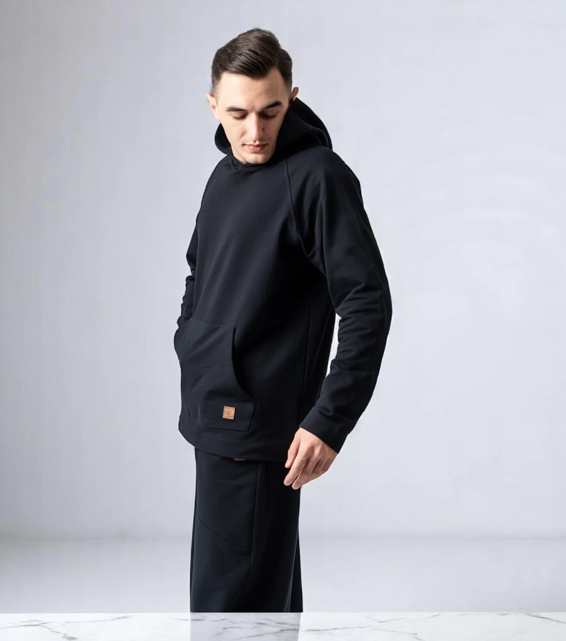 BerryBoat lockere Jogginghose und Hoodie mit Bügelfalte 69.webp