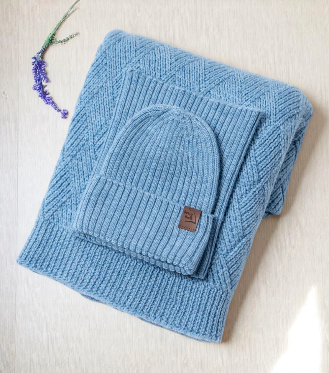 Zestaw z wełny merynosa dla dziecka – kocyk, czapeczka i komin, niebieski