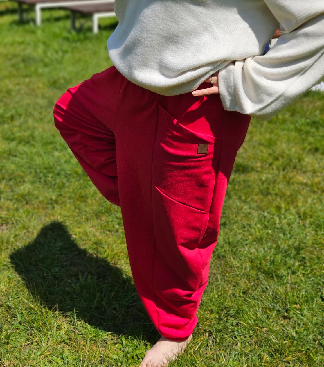 Rote Pump-Hosen, Damen und Herren. Bequeme Baggy für Spaziergang und Party.
