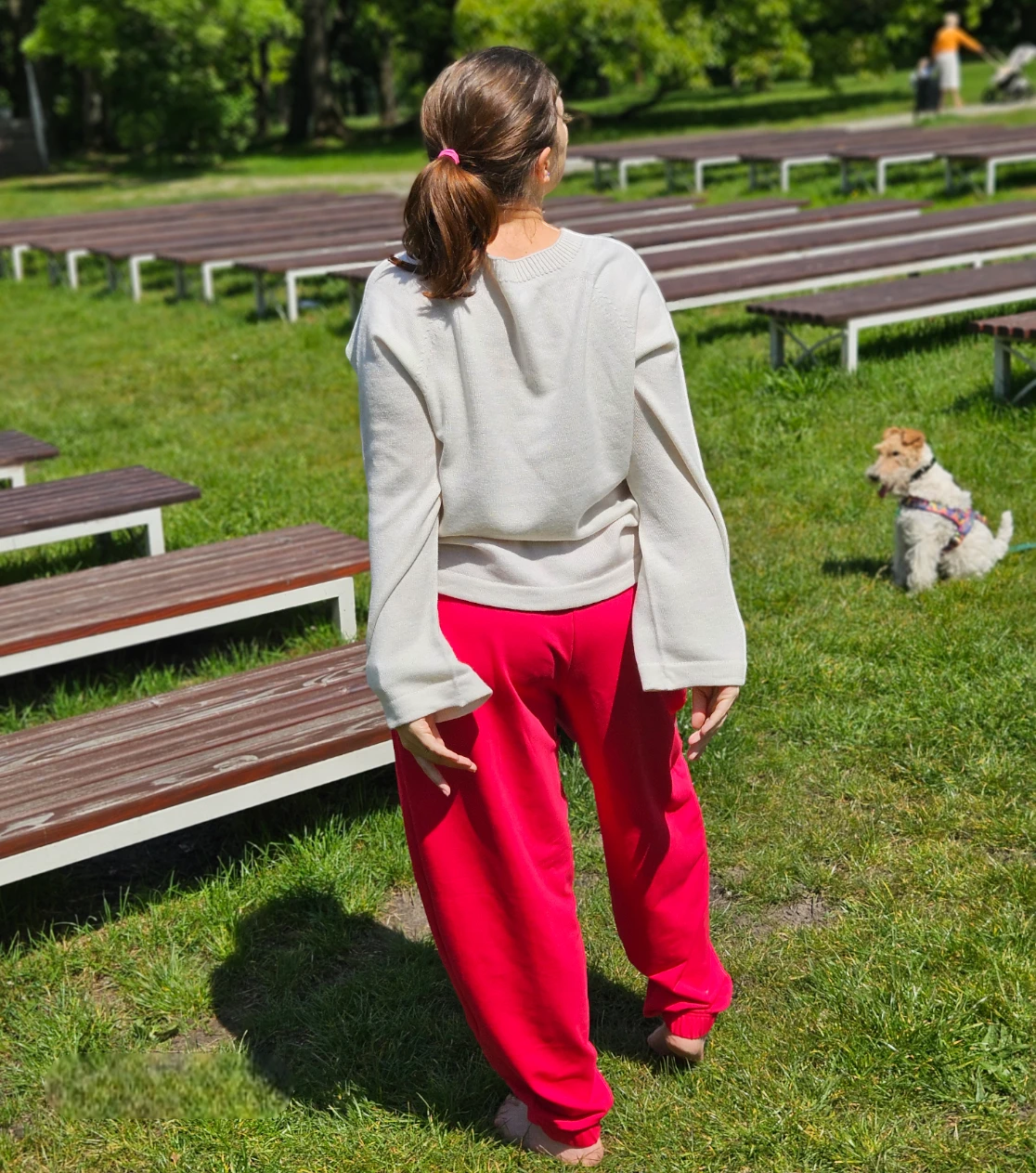 Rote Pump-Hosen, Damen und Herren. Bequeme Baggy für Spaziergang und Party.