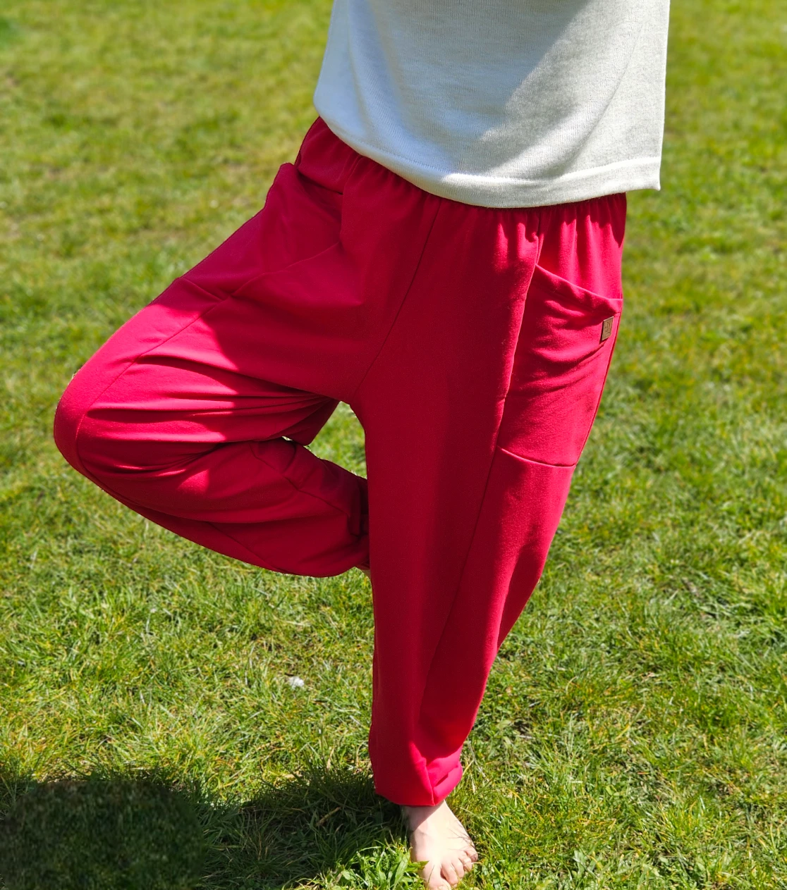 Rote Pump-Hosen, Damen und Herren. Bequeme Baggy für Spaziergang und Party.
