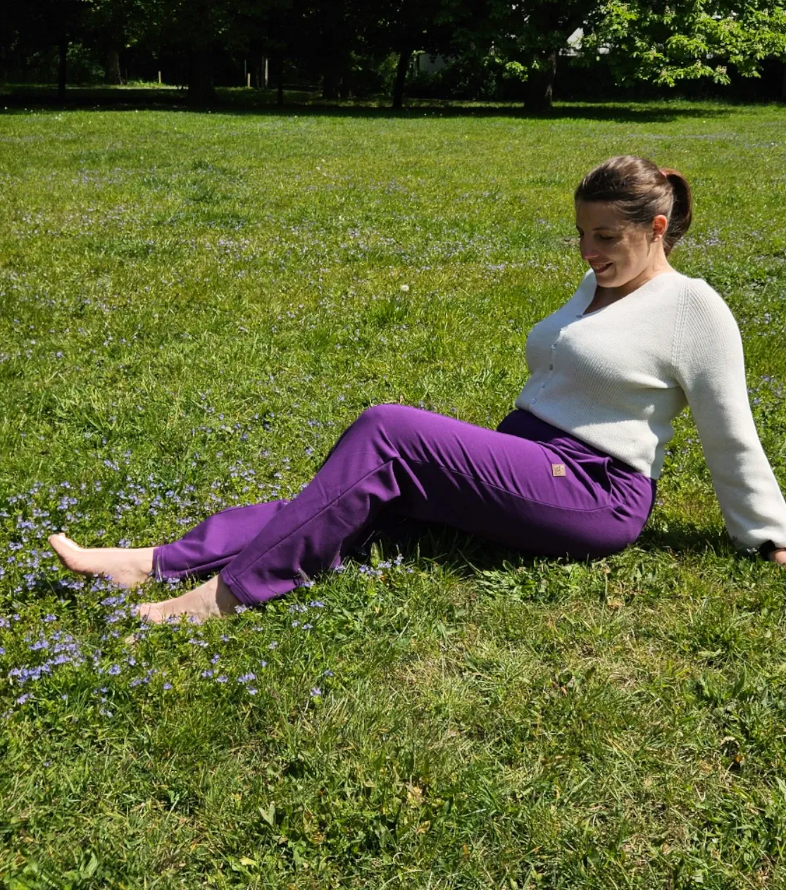 Pantaloni felpati viola da donna con piega, eleganti, in tessuto di maglia polacco