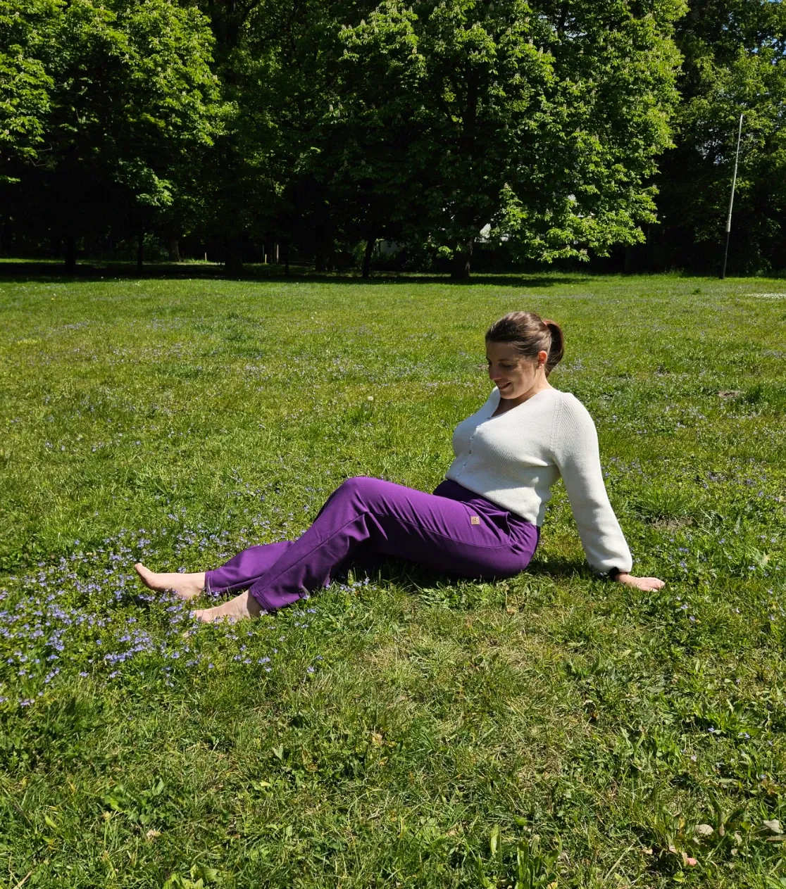 Pantaloni felpati viola da donna con piega, eleganti, in tessuto di maglia polacco