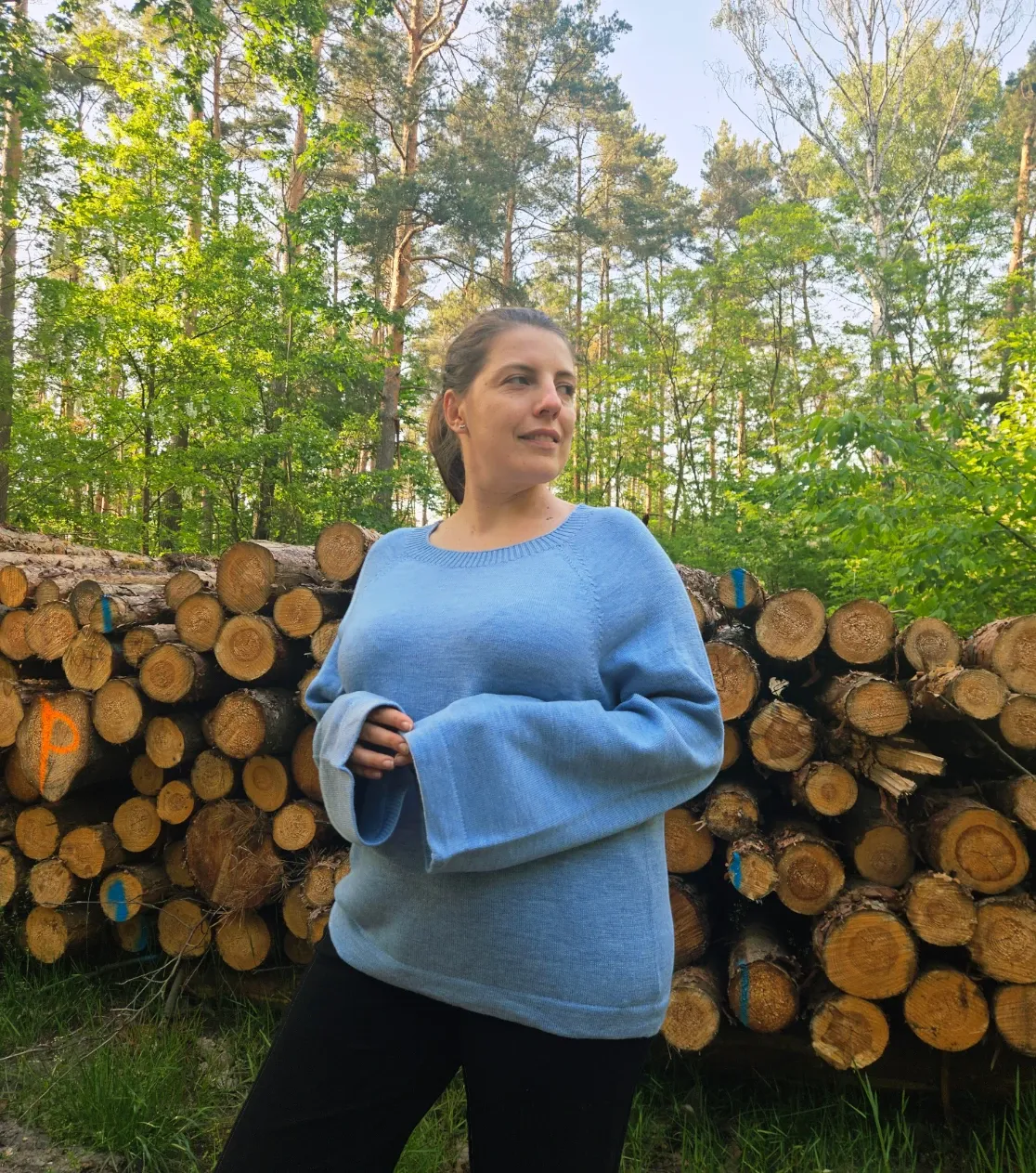 Maglione oversize da donna in lana merino 100% colore fucsia. Morbido, traspirante, con maniche raglan e taglio oversize. Prodotto in Polonia. Perfetto per giornate fresche e outfit comodi.