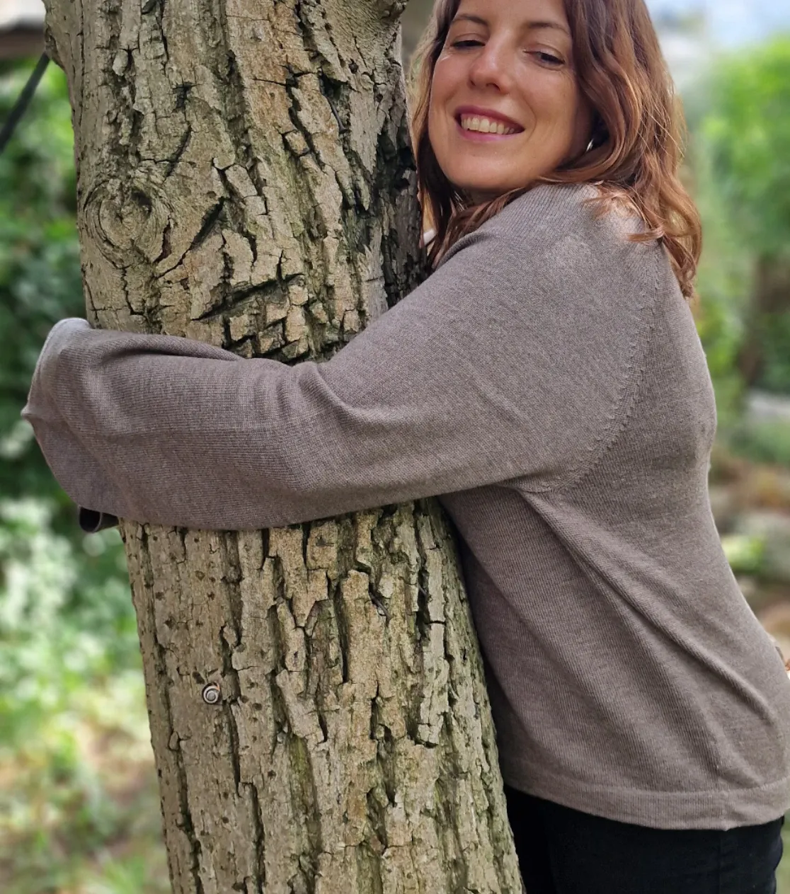 Lockerer Damenpullover aus 100% Merinowolle – Beige. Weich, atmungsaktiv, mit Raglanärmeln und Oversize-Schnitt. Hergestellt in Polen. Ideal für kühlere Tage und bequeme Looks.