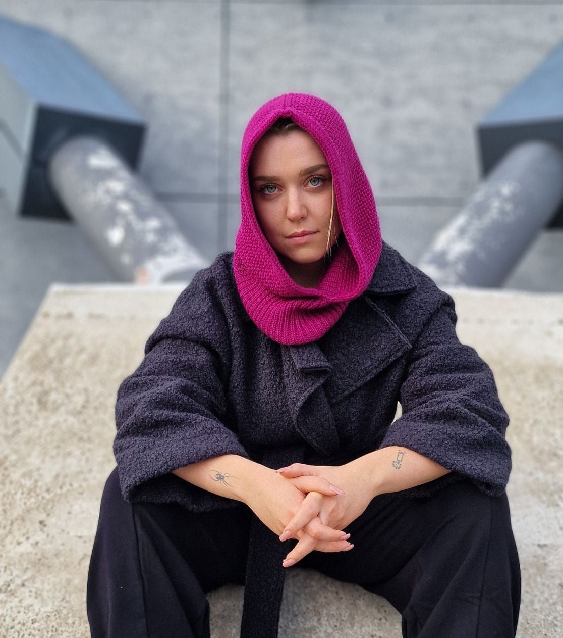 Thanks to natural Merino wool, the purple balaclava breathes, wicks moisture, doesn't itch, and stays fresh after long wear. One model replaces beanie, neck warmer, and hood - ultimate versatility.