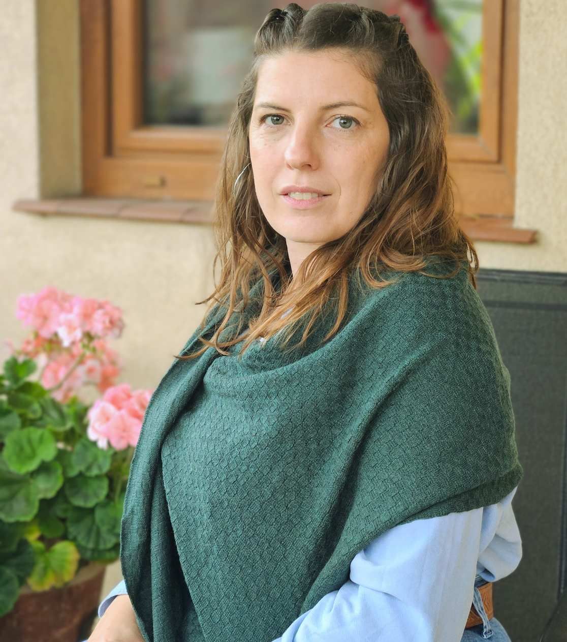 Zielony strukturalny szal merino BerryBoat - elegancki dodatek do białej koszuli, prezentacja szerokiego noszenia