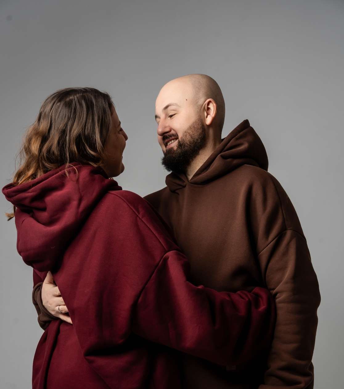 Tuta Oversize Unisex in Cioccolato al Latte – Felpa con Cappuccio e Pantaloni Pump