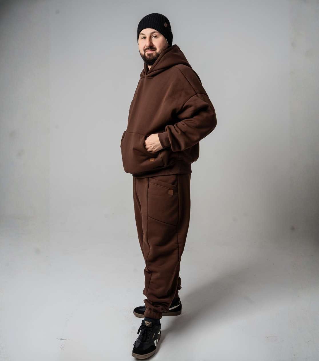 Felpa Oversize e Pantaloni in Cioccolato al Latte – Vista Laterale, Vestibilità Larga Unisex