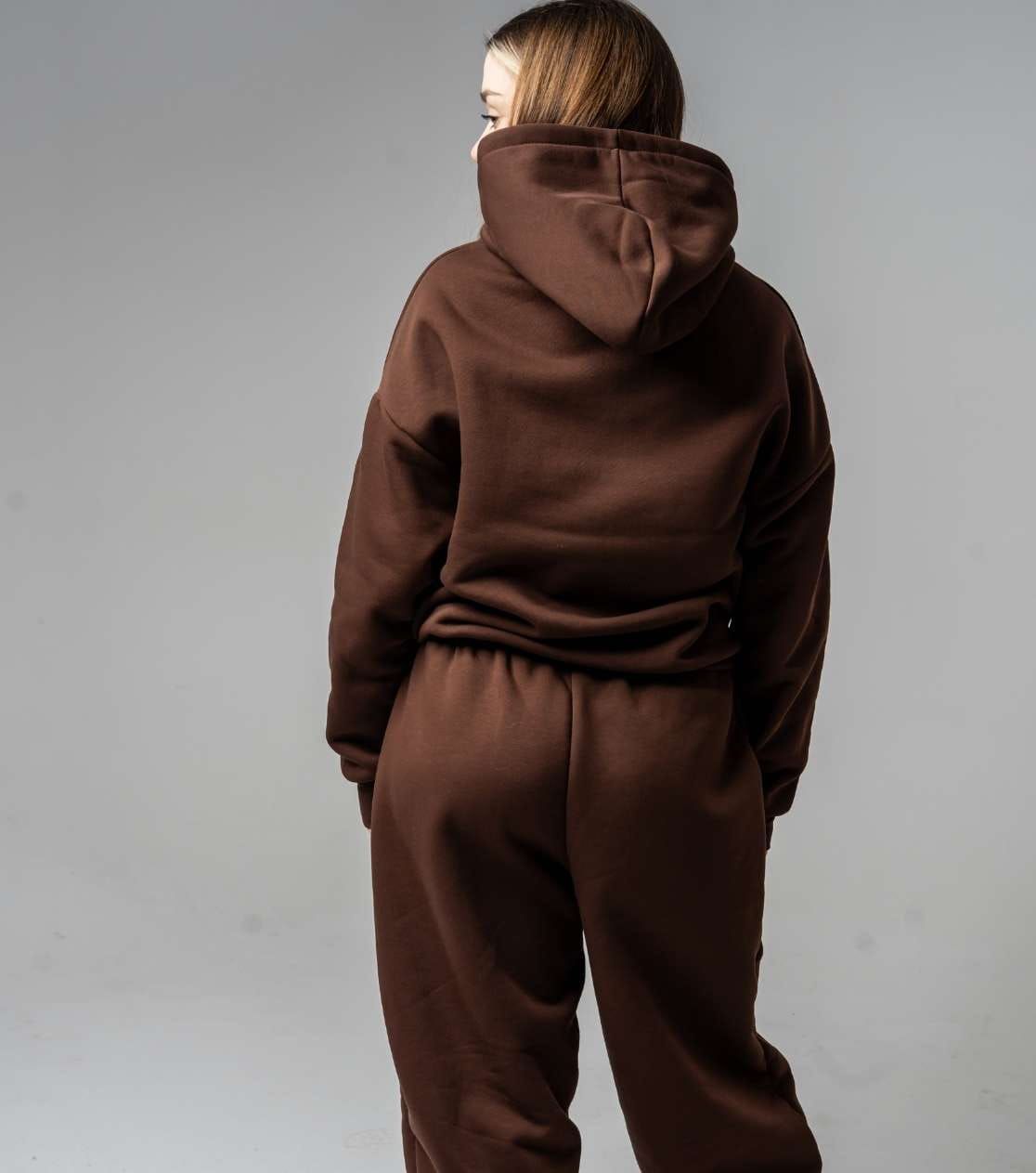 Conjunto deportivo oversize en chocolate con leche – vista trasera, sudadera con capucha y pantalones deportivos