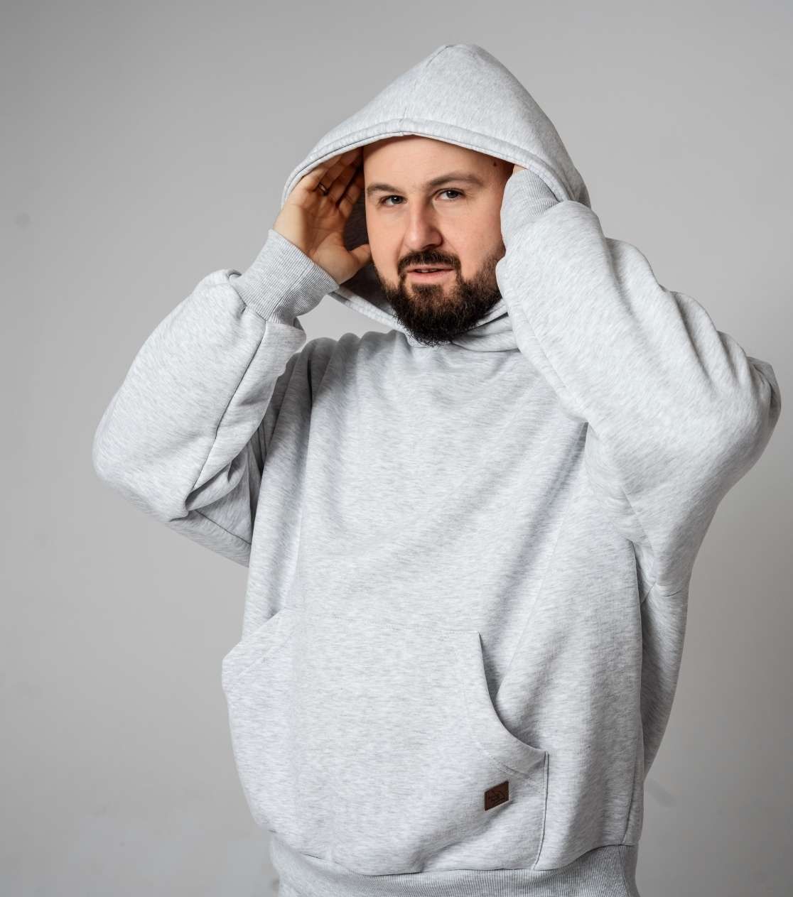 Sudadera BerryBoat gris con capucha – vista frontal, bolsillo canguro, puños (look masculino)
