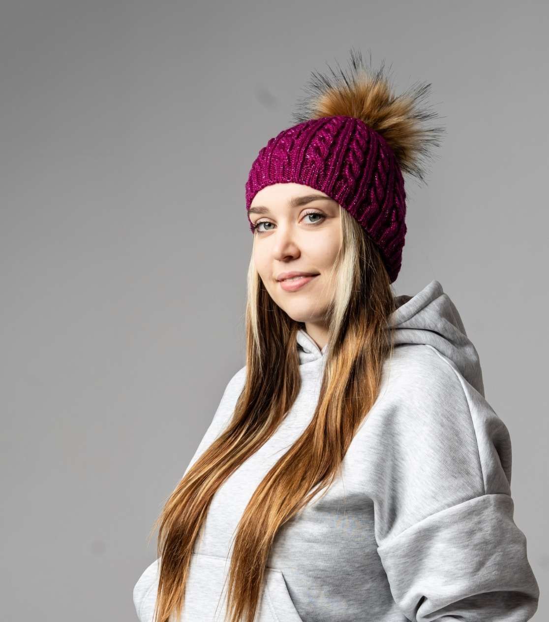 Unisex Merinowollmütze mit Bommel aus Kunstfuchs – BerryBoat - bischoflila