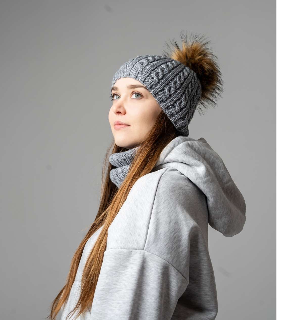 Merinomütze mit Zöpfen, Lurex und Bommel – Farbe Grau