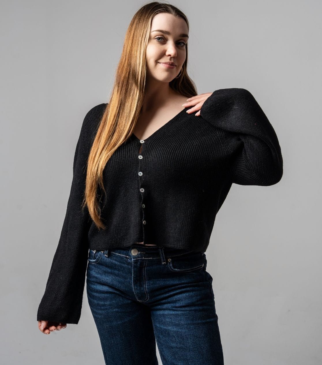 Vista trasera del cárdigan premium de lana merino con botones de nácar duraderos