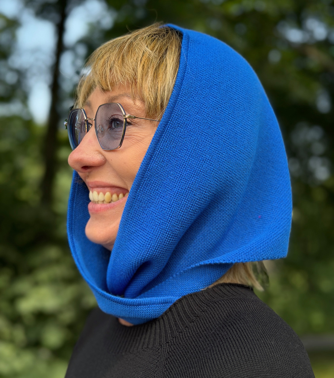 Trójkątna chusta z merino w kolorze kobaltowym BerryBoat.jpg