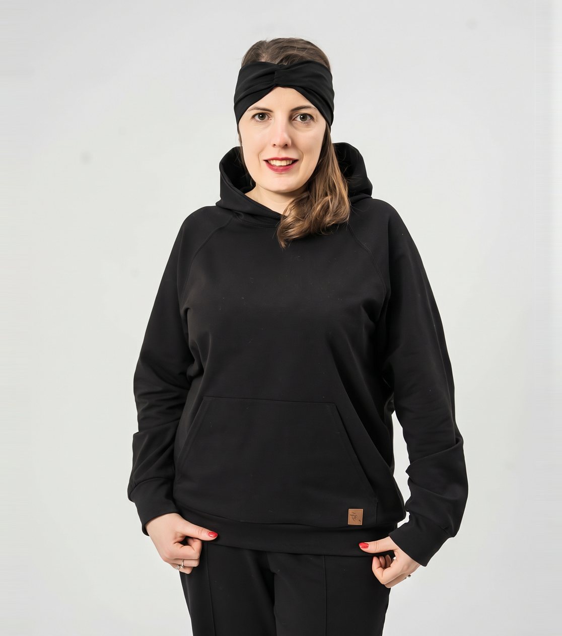 Bluza reglanowa z kapturem, unisex – lekka dzianina, czarna – zdjęcie 2