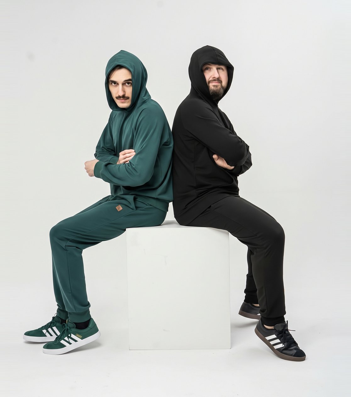 Bluza reglanowa z kapturem, unisex – lekka dzianina, czarna – zdjęcie 3