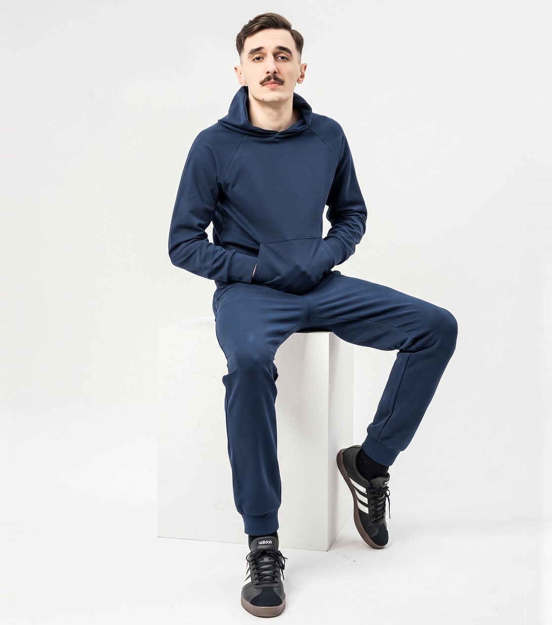 Bluza reglanowa z kapturem, unisex – lekka dzianina, granatowa – zdjęcie 2