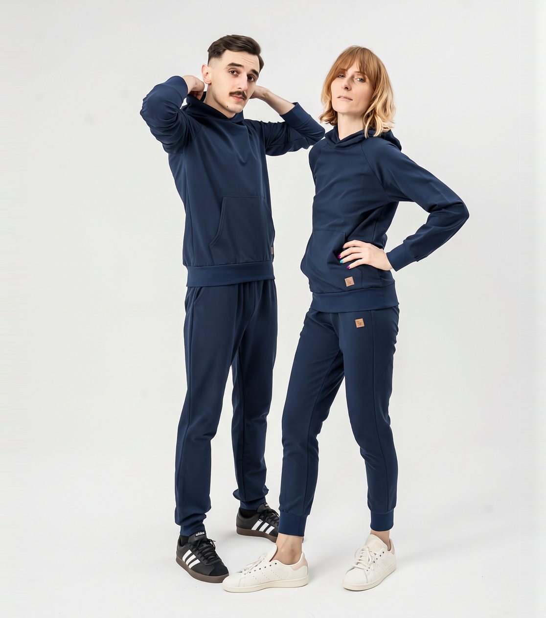 Bluza reglanowa z kapturem, unisex – lekka dzianina, granatowa – zdjęcie 3