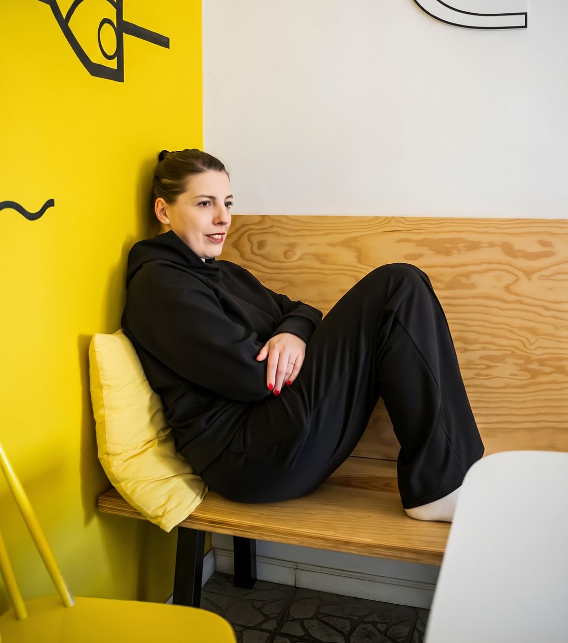 Bluza reglanowa z kapturem, unisex – lekka dzianina, czarna – zdjęcie 4