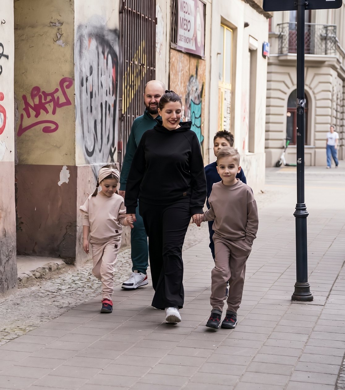 Bluza reglanowa z kapturem, unisex – lekka dzianina, czarna – zdjęcie 6