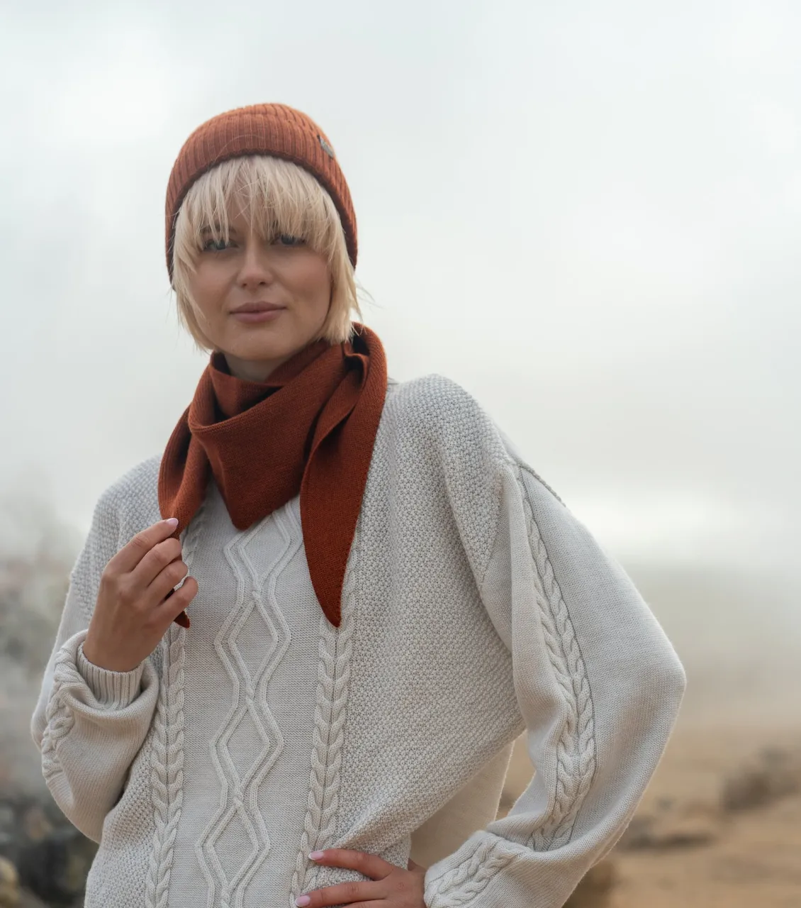 Sweter z warkoczami z wełny merino 100% w kolorze ecru – BerryBoat, sesja na Islandii