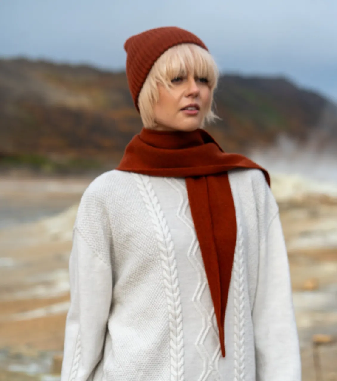 Biały sweter z warkoczami (cable knit) z merino i rudy szal – BerryBoat na Islandii